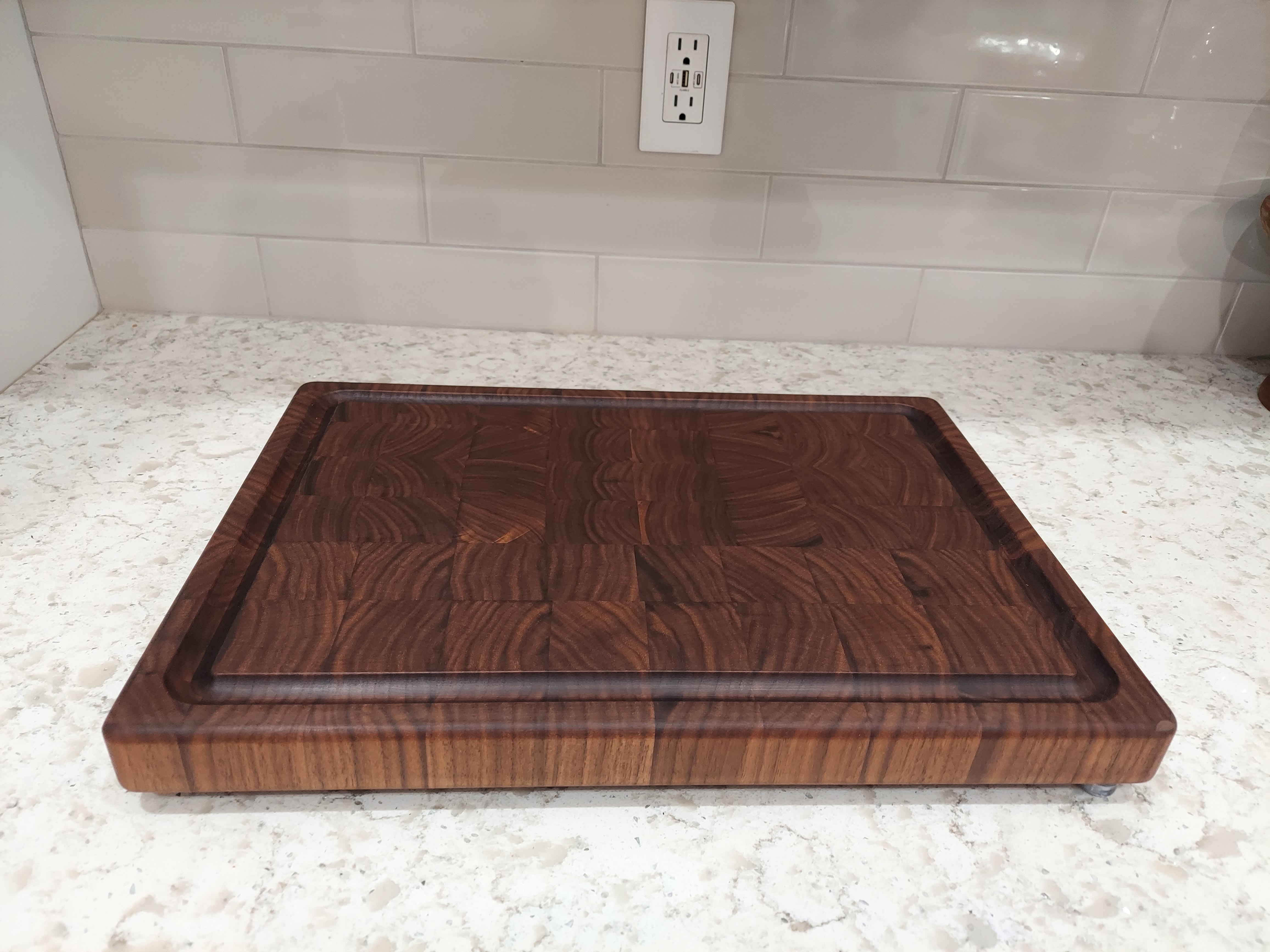 End-grain cutting board
